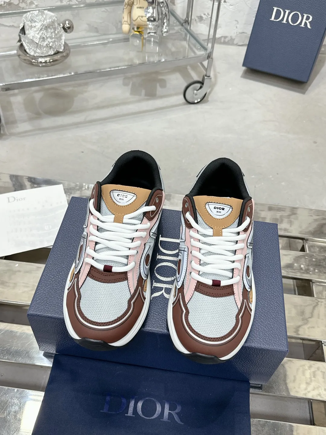 Men's men's shoes 💰600❤️❤️❤️High version Dior Dior's latest color matching B30 series reflective dad sneakers original 17380💰 purchased for development and production Brand new B30 sneakers Dad Shoes style shoes that follow the trend of the retro market The Dior logo on the tongue also indicates that this pair of shoes is the B30 model! B30 uses fine-textured leather and mesh cloth materials to form a shoe body. There are conspicuous letters CD on both sides of the shoe body to indicate identity. Many lines on the shoe body outline details to make the shoes look less monotonous and full of retro flavor. The delivery counter is exquisitely packaged🛍📦 ▪️Fabric: Original customized technical fabric + mesh ▪️Inner lining: Customized breathable lining ▪️Outsole: Original molded IP foam + TPU outsole ▪️Sole thickness: 3.5CM ▪️Size: Women’s size 35-40 / Men’s size 39-46